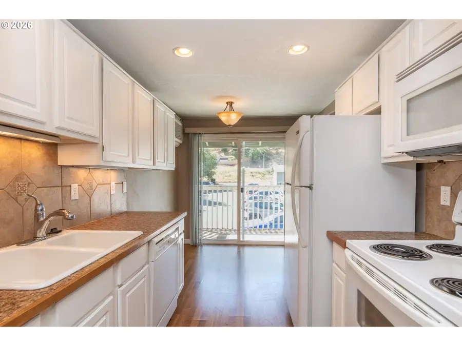 885 NE Sunset St #32, Roseburg, OR 97470 - #3