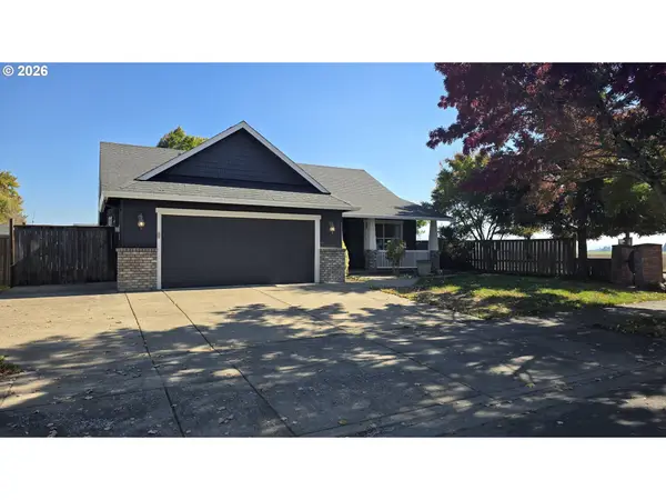 963 S 9th St, Harrisburg, OR 97446