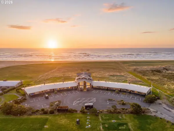 101 13th St #211, Gearhart, OR 97138