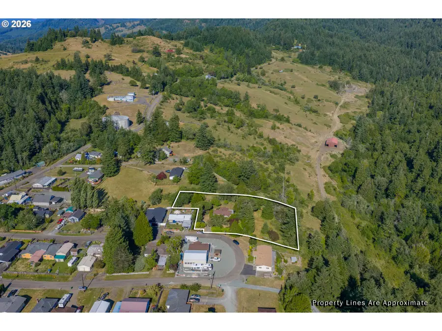 635 25th St, Myrtle Point, OR 97458 - #2