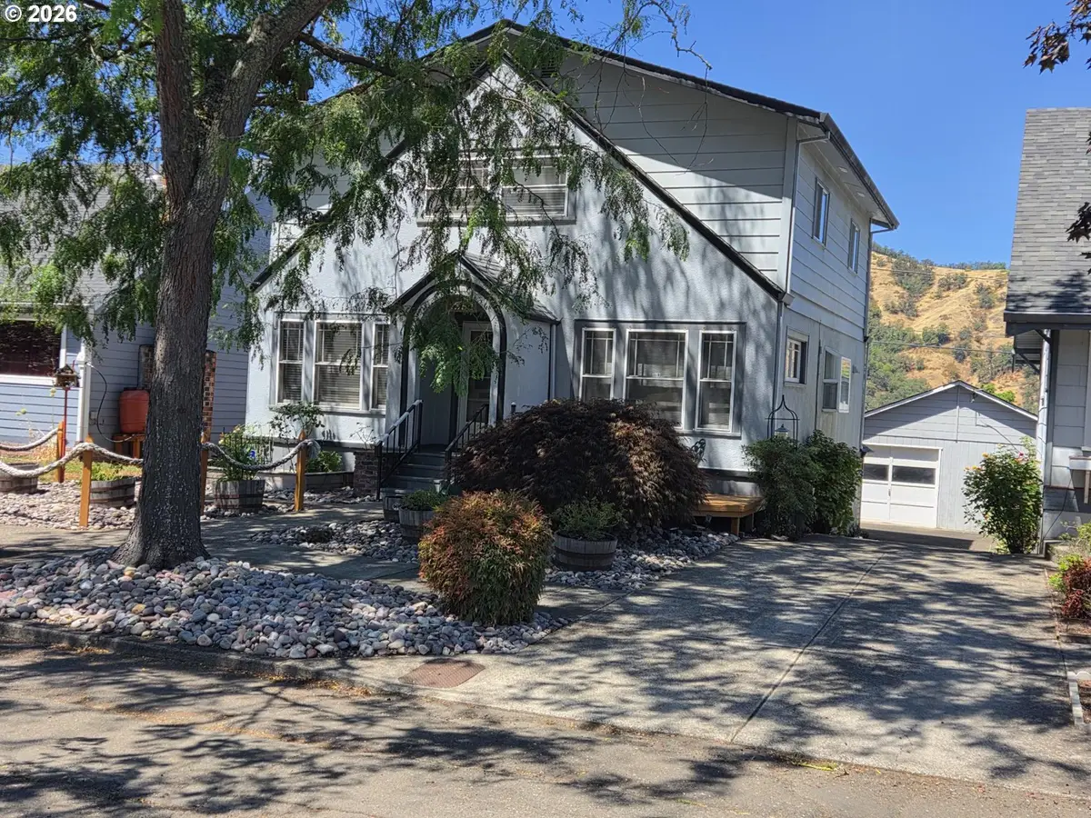 1352 SE Cobb St, Roseburg, OR 97470 - #1