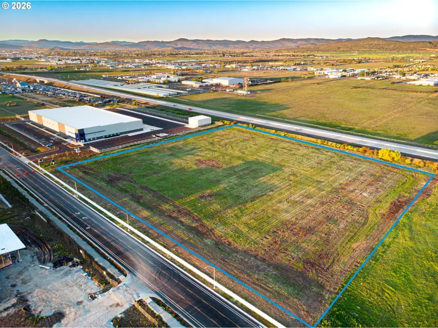 4676 Industry Dr, Medford, OR 97504 - #2