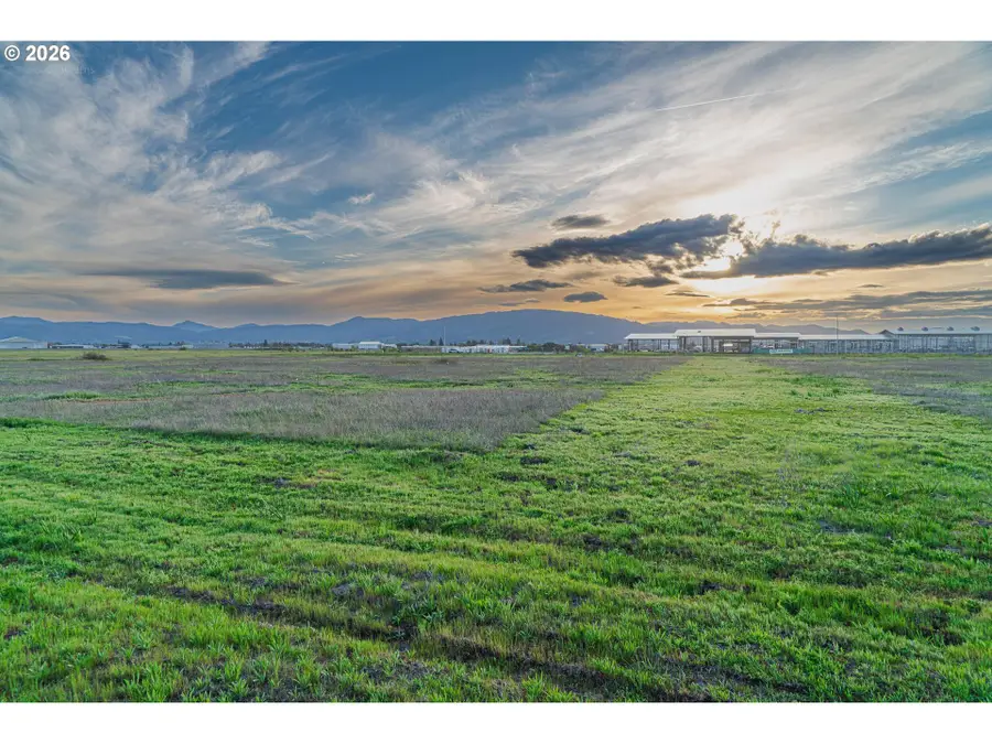 4676 Industry Dr, Medford, OR 97504 - #3