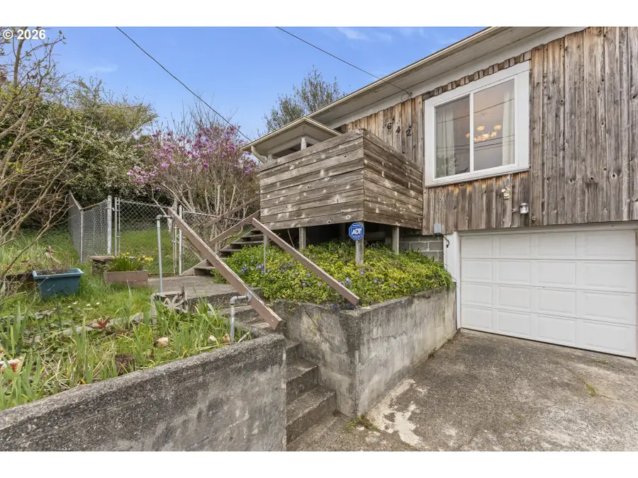 642 Clark St, North Bend, OR 97459 - #2