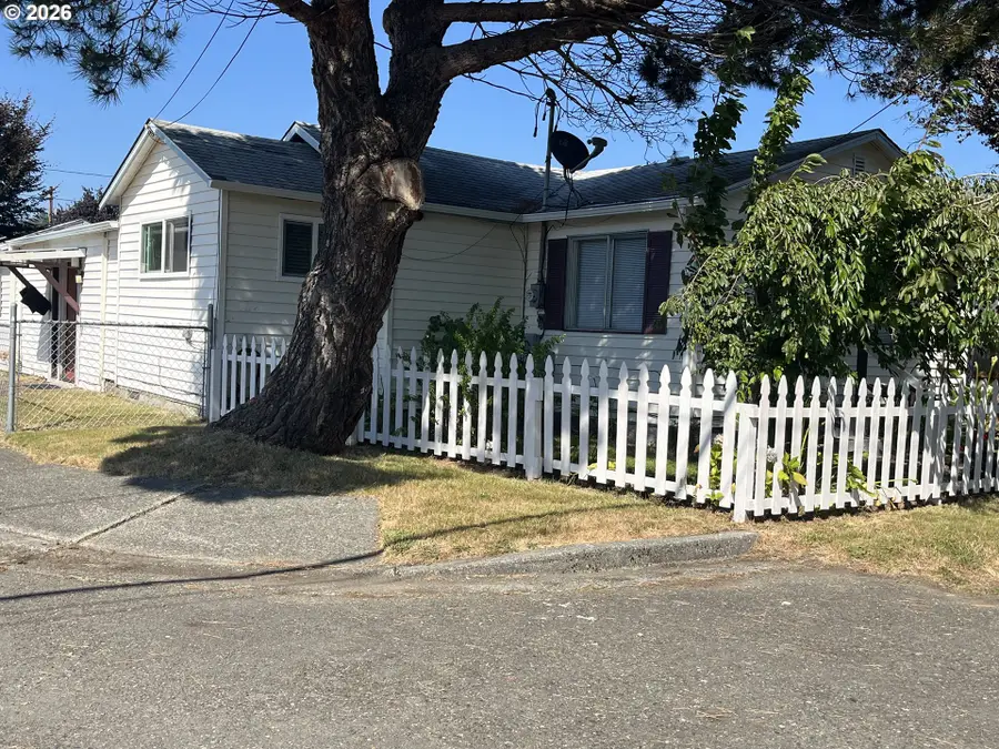 795 Laurel Ave, Reedsport, OR 97467 - #2