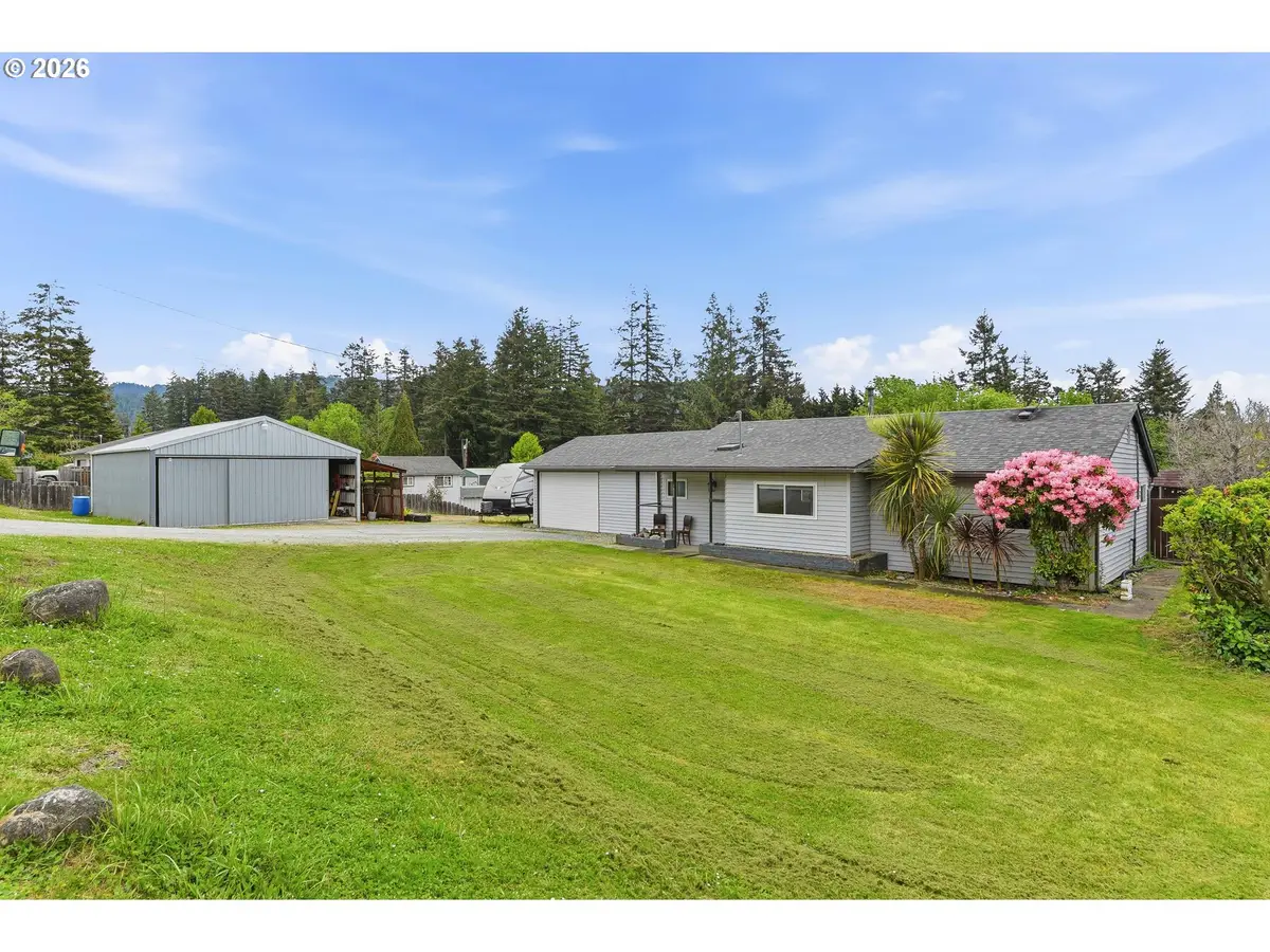 1820 E Cedar St, Myrtle Point, OR 97458 - #1