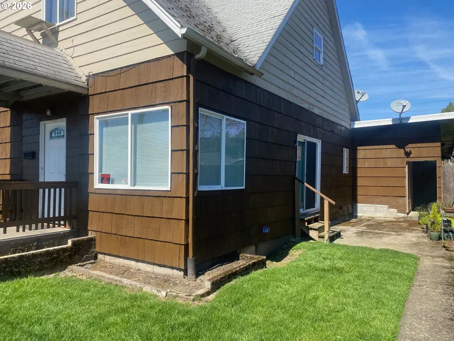 601 Ayers St, Kelso, WA 98626 - #3