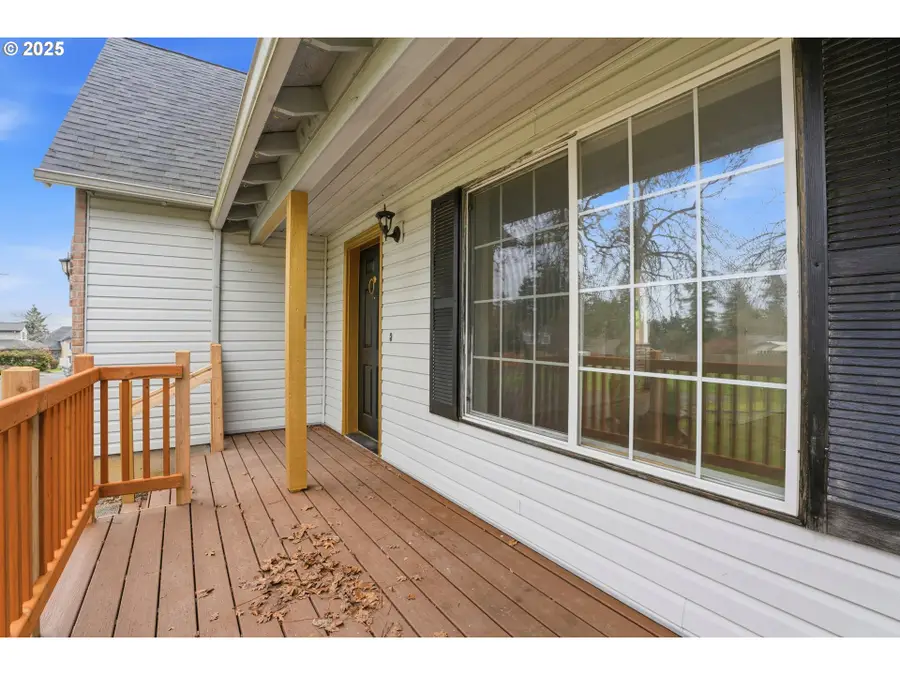 16705 SE Kingsridge Ct, Milwaukie, OR 97267 - Image #2