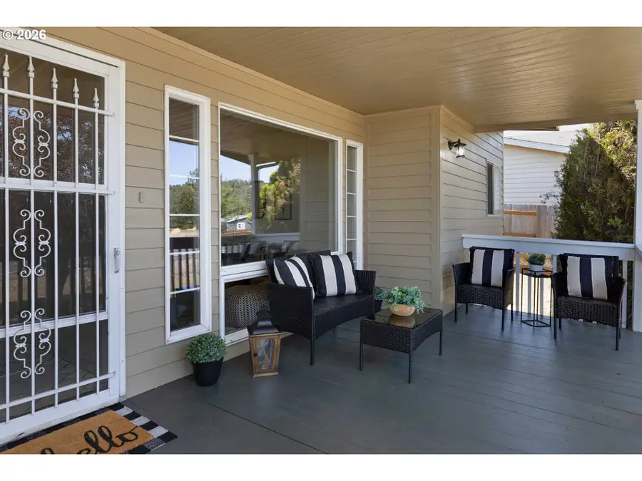 1402 Lookingglass Rd, Roseburg, OR 97471 - #3