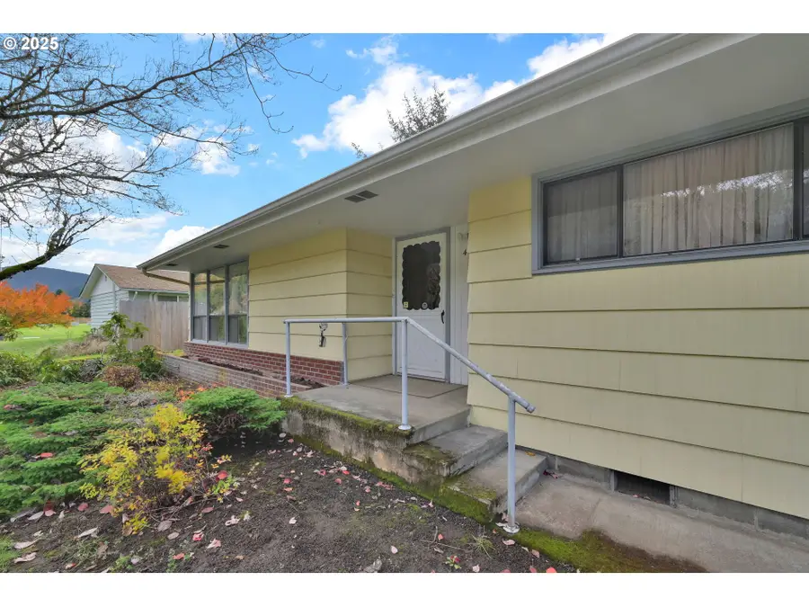 47960 W 1st St, Oakridge, OR 97463 - Image #3