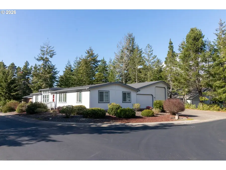 613 Glenbrook Cir, Florence, OR 97439 - #2