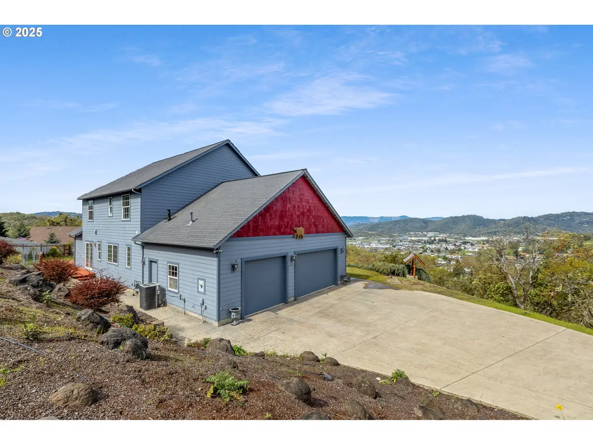 1548 NE Rocky Ridge Dr, Roseburg, OR 97470 - Image #1