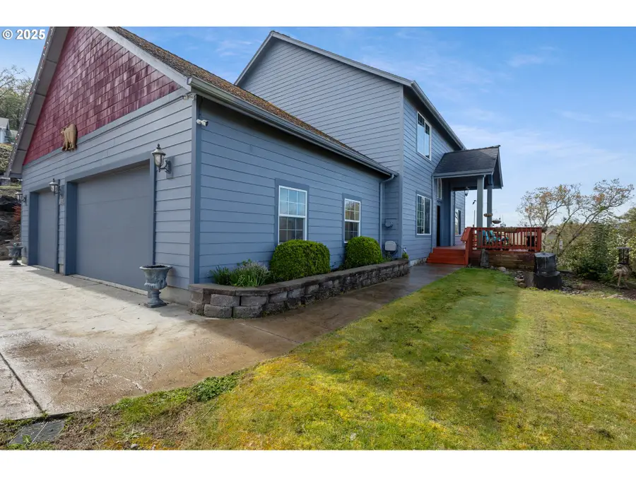 1548 NE Rocky Ridge Dr, Roseburg, OR 97470 - Image #2