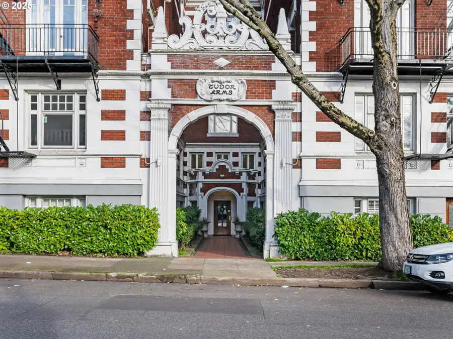 1811 NW Couch St #406, Portland, OR 97209 - Image #2