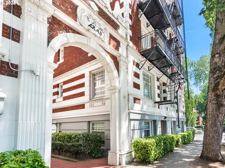 1811 NW Couch St #406, Portland, OR 97209 - Image #3