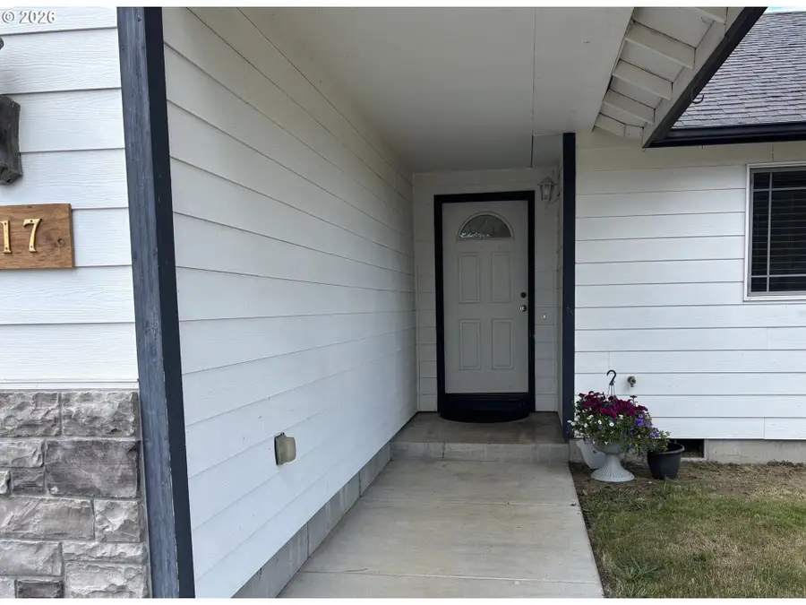 717 Creswood Dr, Creswell, OR 97426 - #3