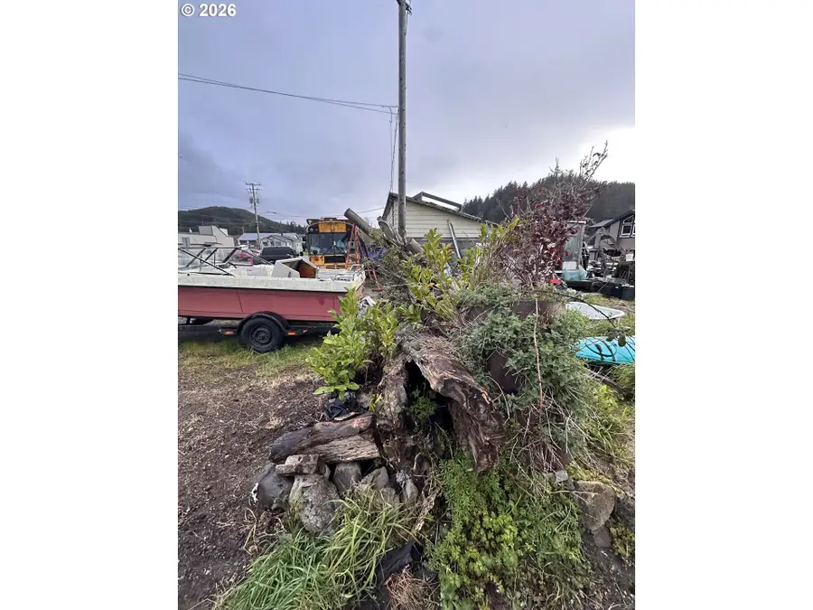775 Broadway Ave #1, Winchester Bay, OR 97467 - #3
