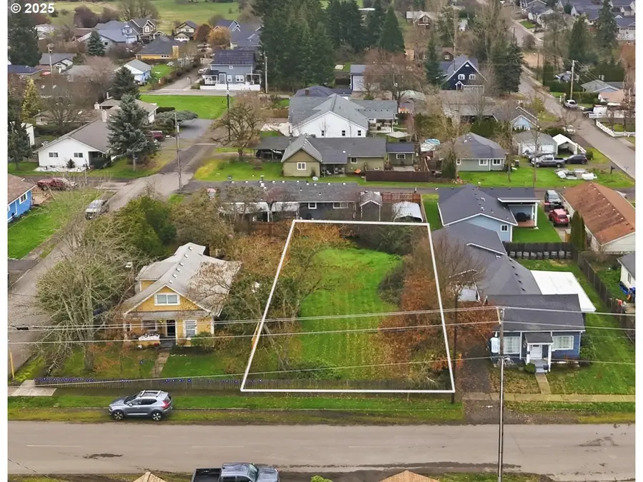 409 E Monroe St #6, Carlton, OR 97111 - Image #2