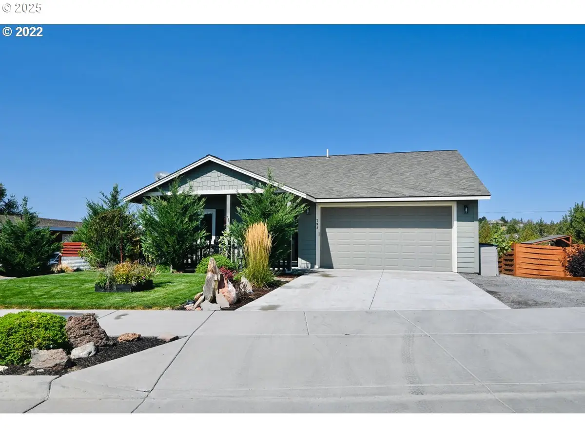 792 SE Dacotah Ct, Madras, OR 97741 - Image #1