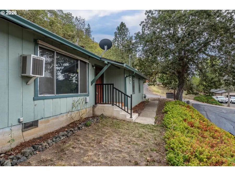210 Mobridge Ave, Roseburg, OR 97470 - #2