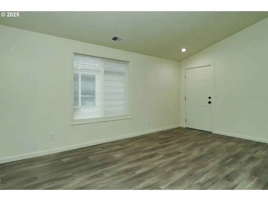 8224 SE Washington St, Portland, OR 97216 - Image #3