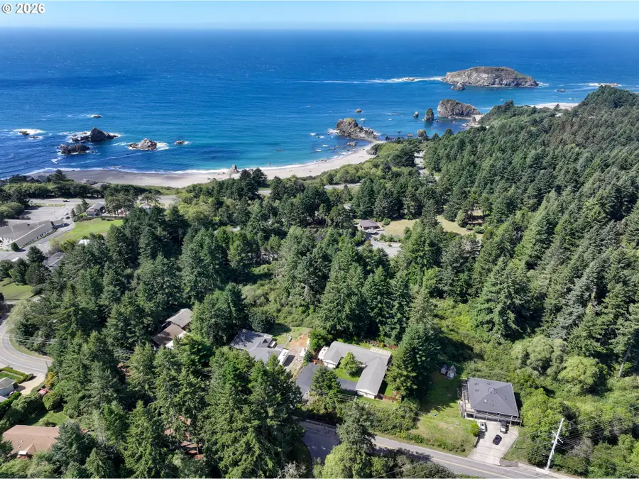 1099 Parkview Dr, Brookings, OR 97415 - #2