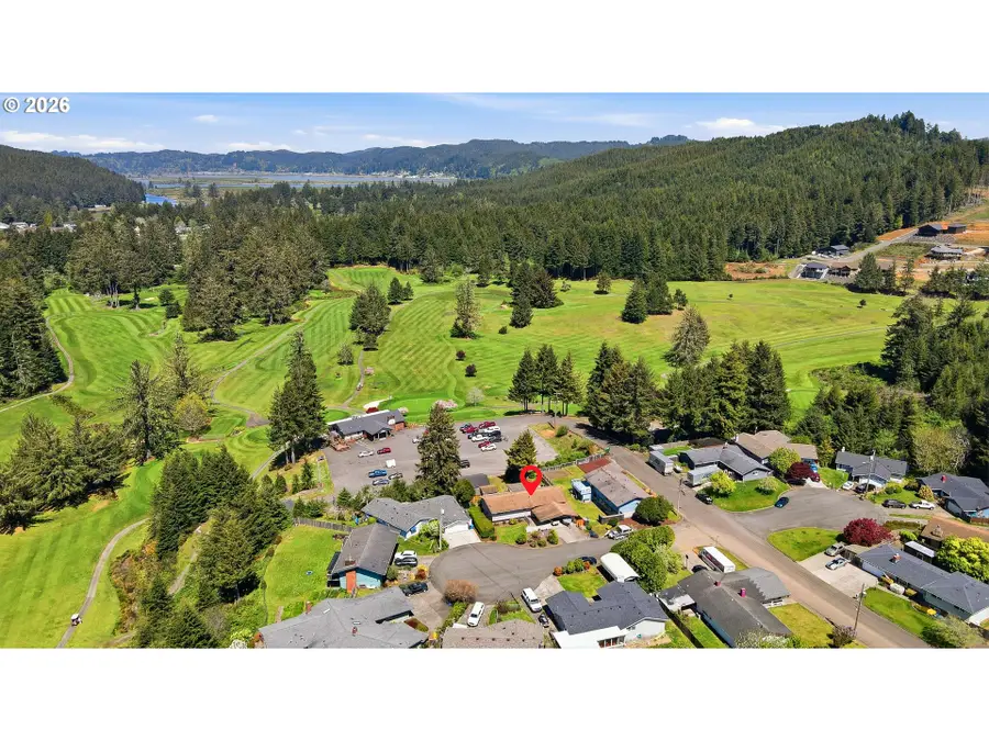 2820 Country Club Ct, Reedsport, OR 97467 - #2