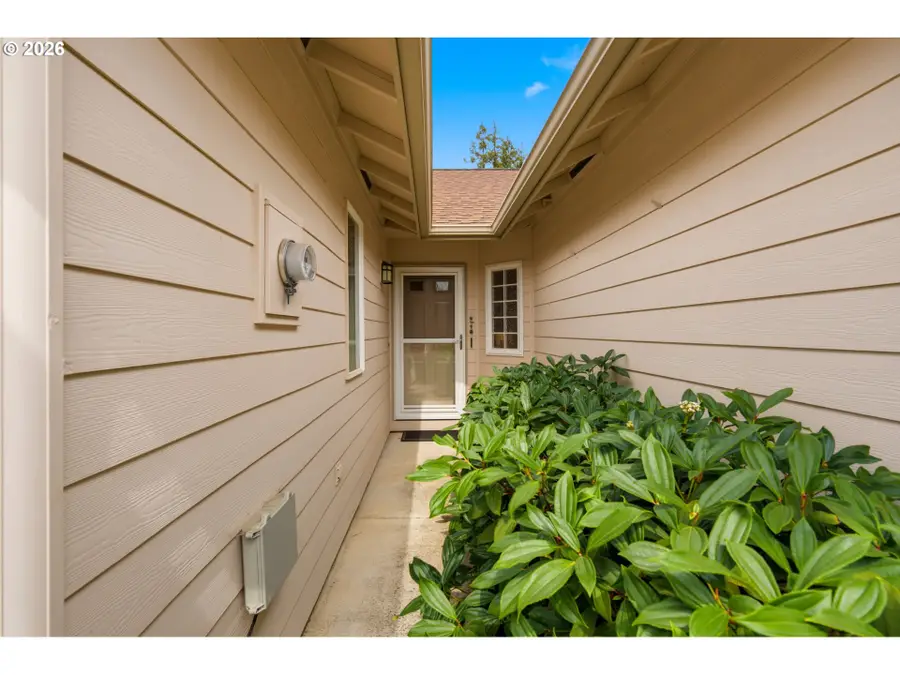 383 NE Fircrest Pl, McMinnville, OR 97128 - #3