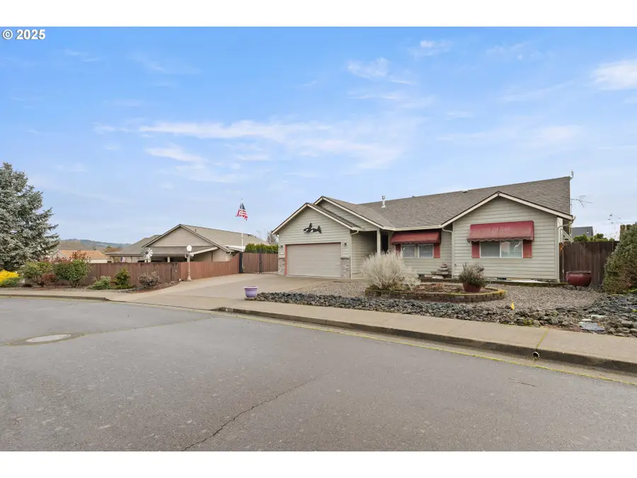 300 Ridgeway St, Sutherlin, OR 97479 - Image #2