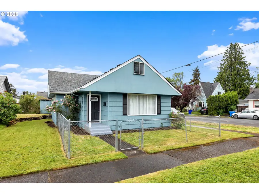 807 N 8th Ave, Kelso, WA 98626 - #2
