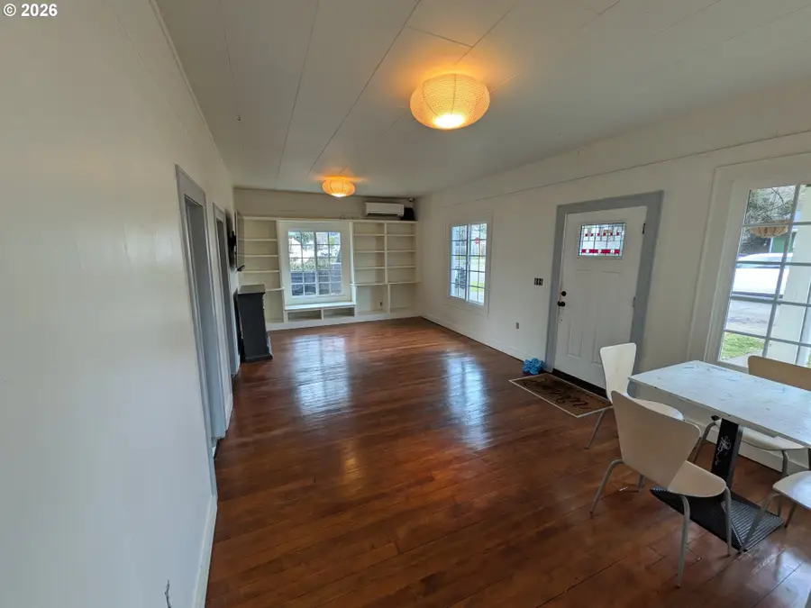 1327 Ash Ave, Cottage Grove, OR 97424 - #2