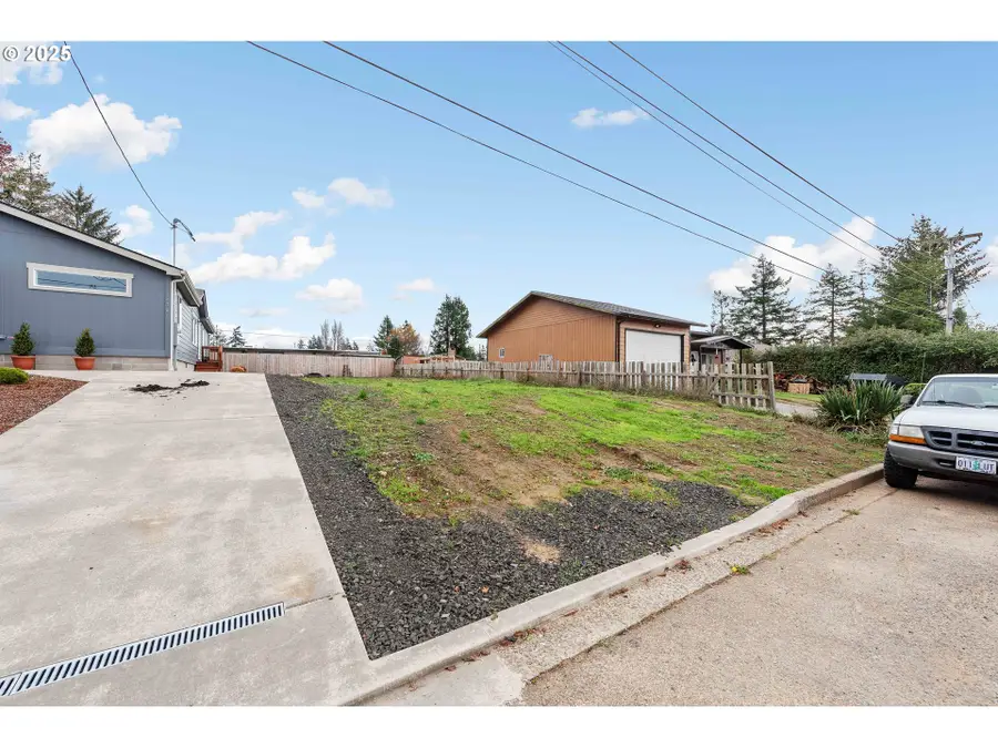 2770 34th St, Coos Bay, OR 97420 - Image #2