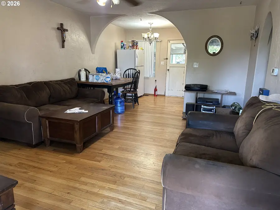 641 Bryan St, Woodburn, OR 97071 - #2