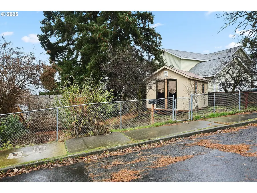 319 W 13th St, The Dalles, OR 97058 - Image #2