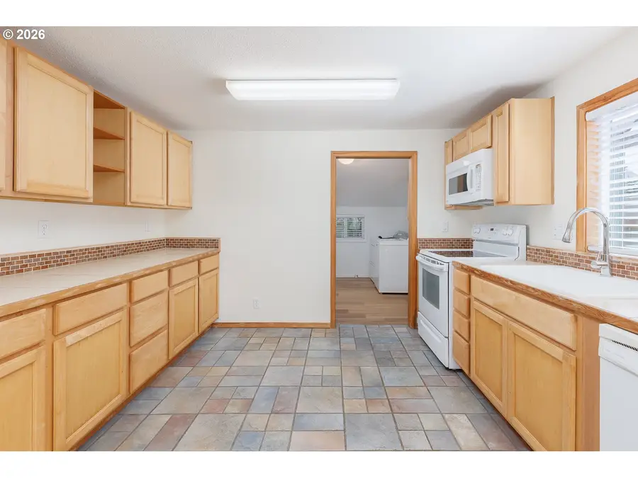 561 W Olive St, Newport, OR 97365 - #3