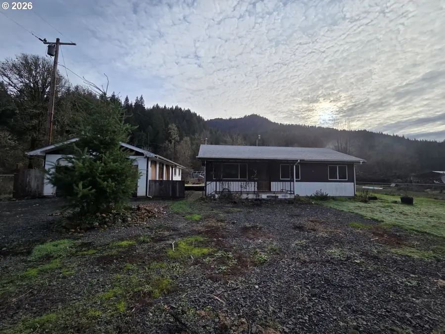 413 Goodreau Ln, Glide, OR 97443 - Image #2