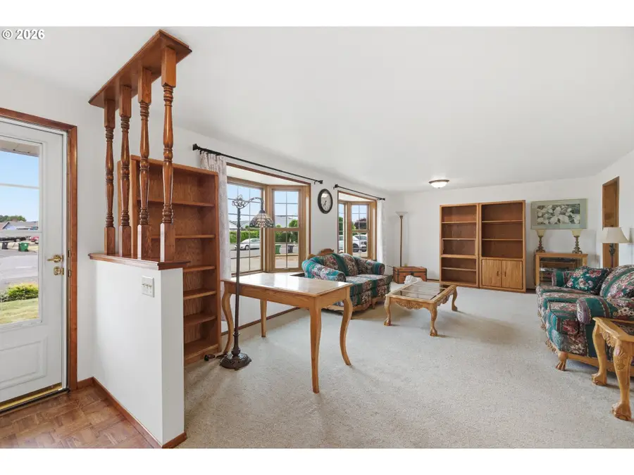 1305 Mulberry Dr, Woodburn, OR 97071 - #3