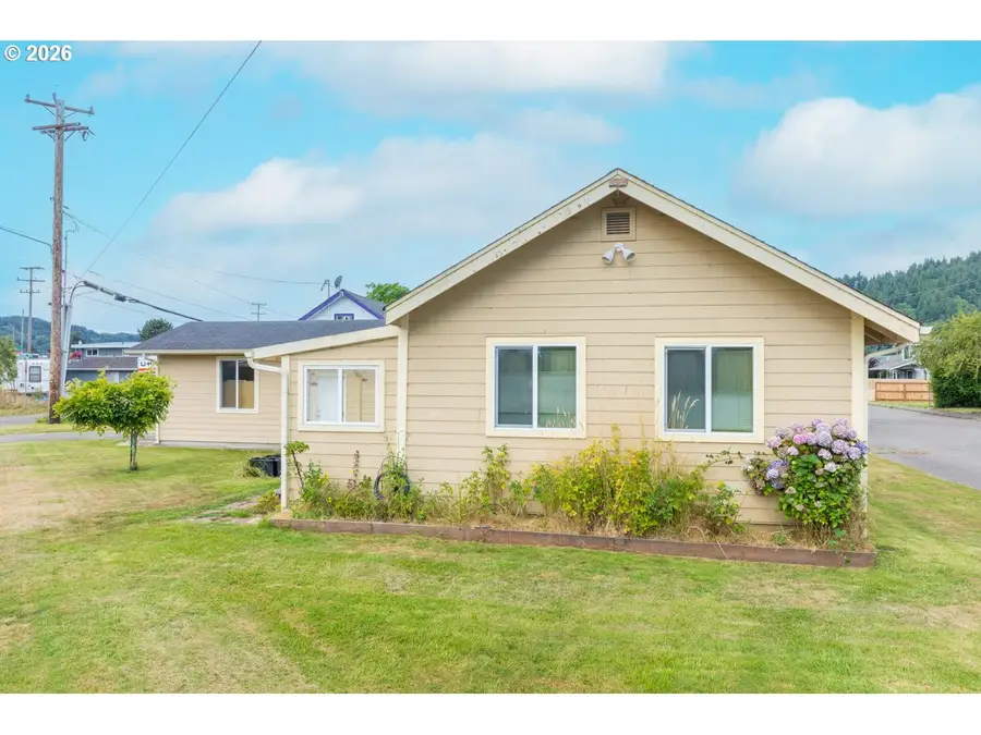 724 Laurel Ave, Reedsport, OR 97467 - #3
