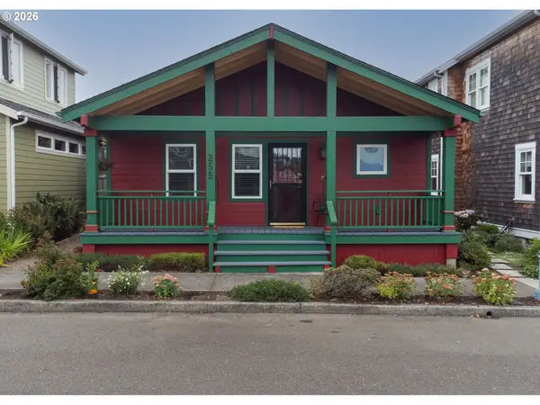 255 23rd St, Astoria, OR 97103
