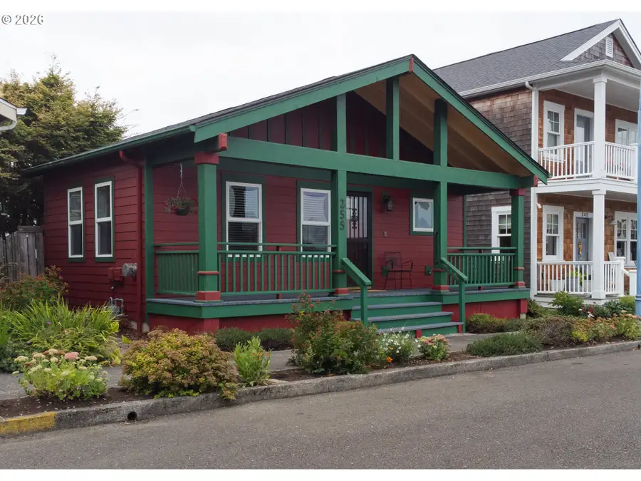 255 23rd St, Astoria, OR 97103 - #2