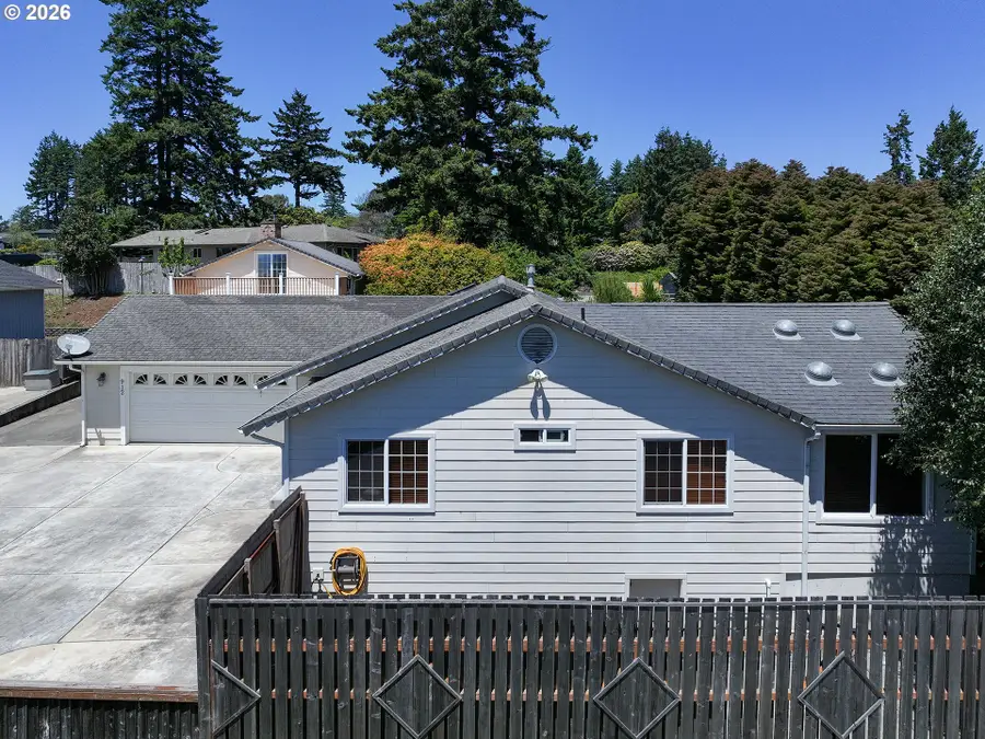 912 Easy St, Brookings, OR 97415 - #2