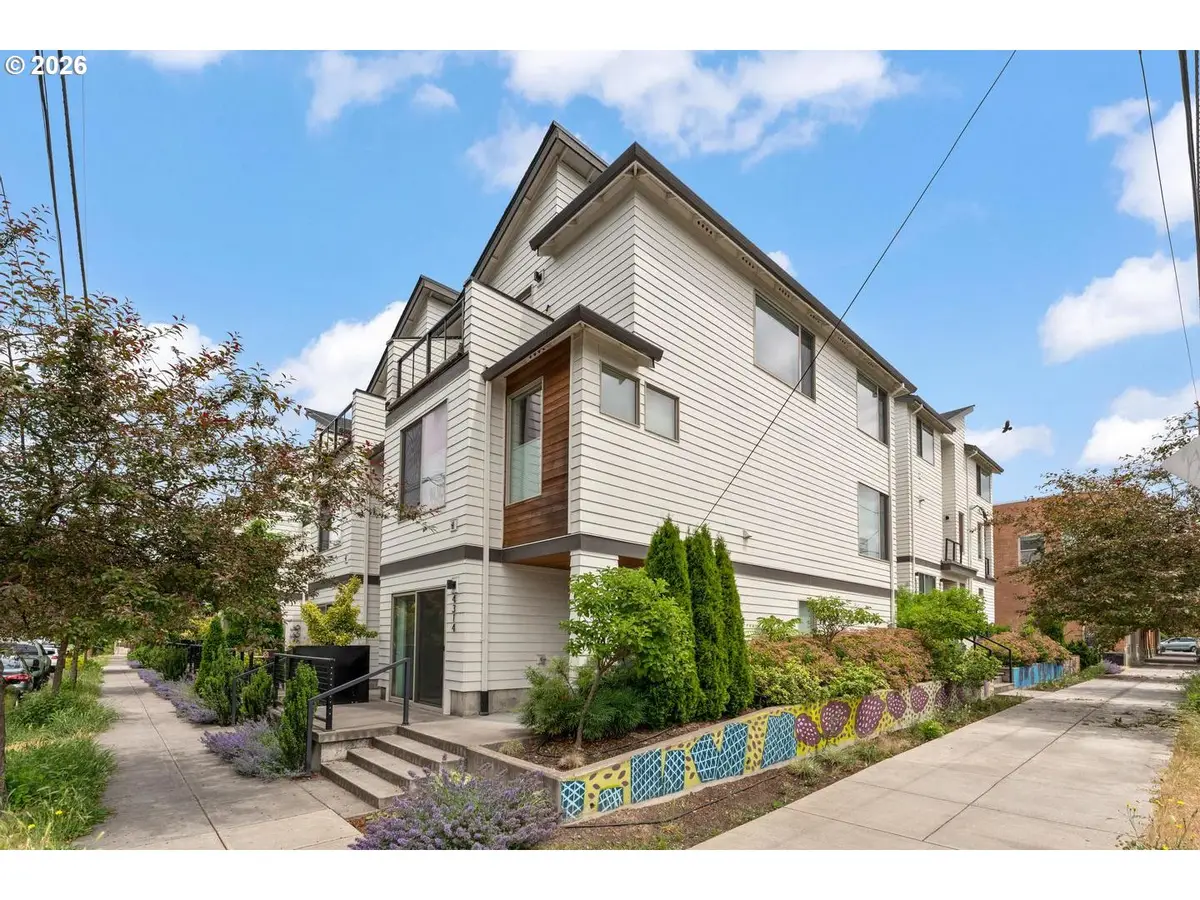 961 N Skidmore St, Portland, OR 97217 - #1