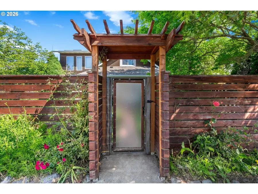 1714 B St, Hood River, OR 97031 - #2