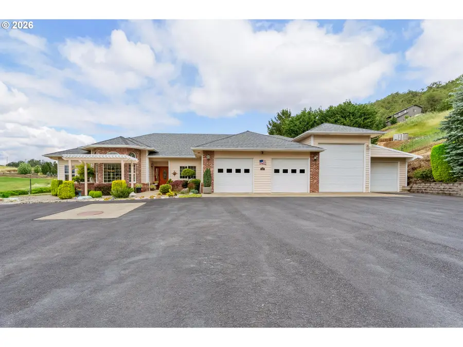 227 Darley Dr, Roseburg, OR 97471 - #2