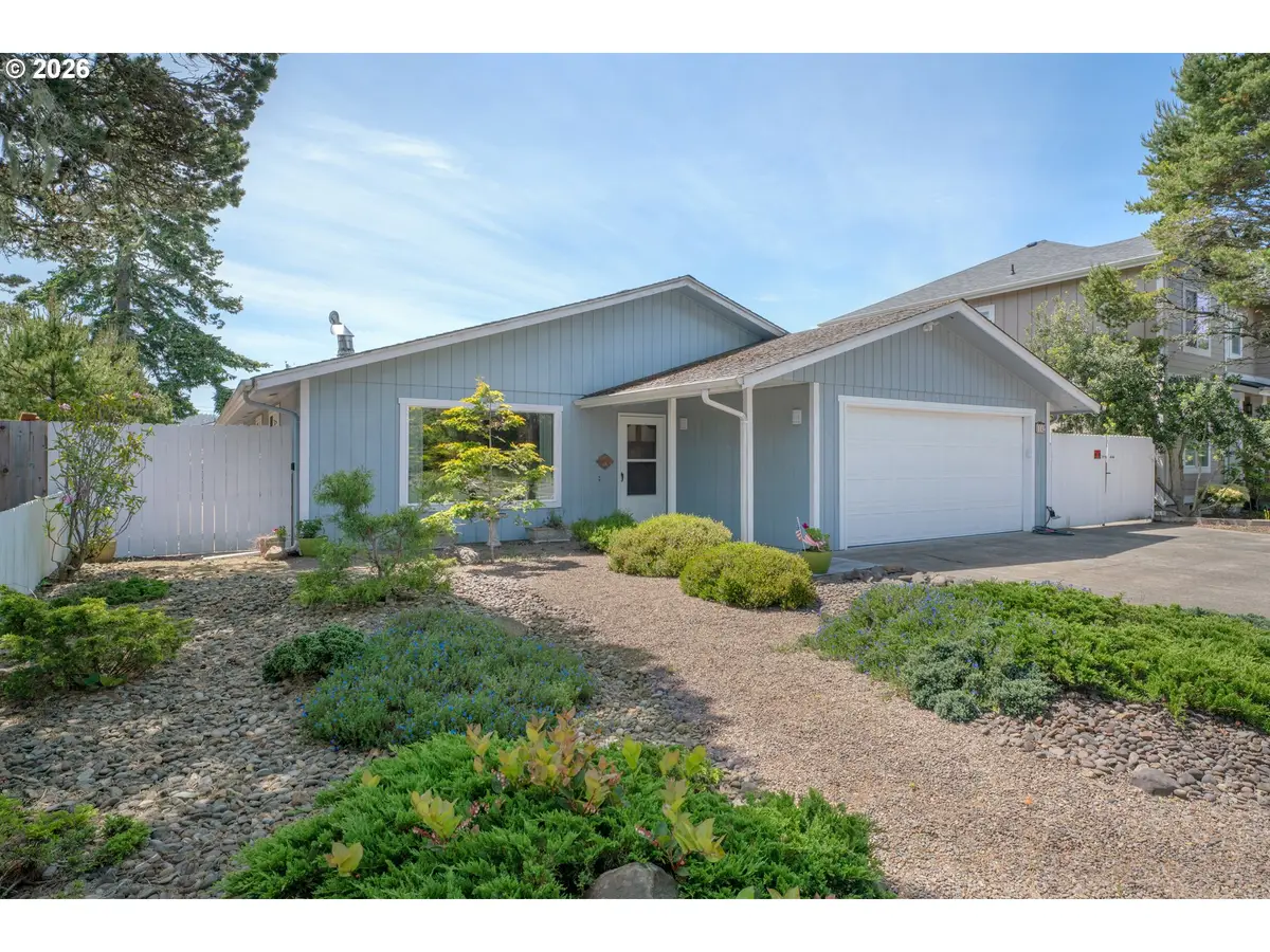 1142 9th St, Florence, OR 97439 - #1
