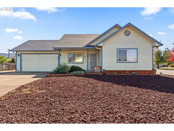 18 Village Dr, Creswell, OR 97426