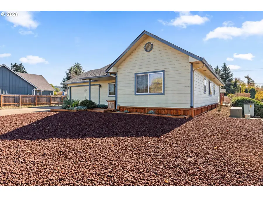 18 Village Dr, Creswell, OR 97426 - #2