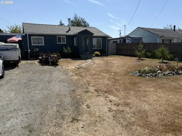 1704 Maple St, MyrtlePoint, OR 97458