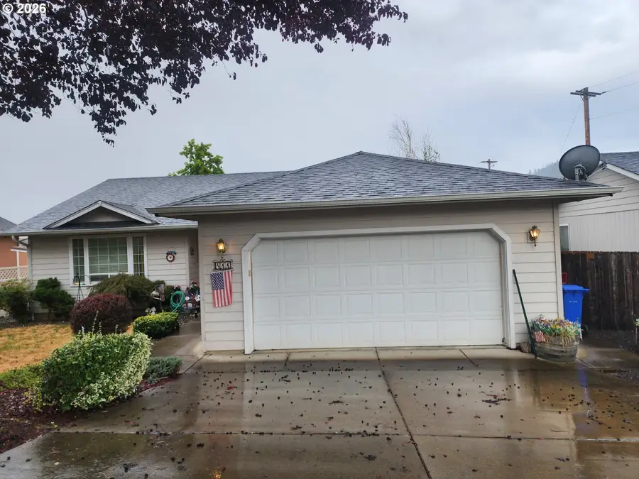 411 Sunnyside Dr, Winston, OR 97496 - #2