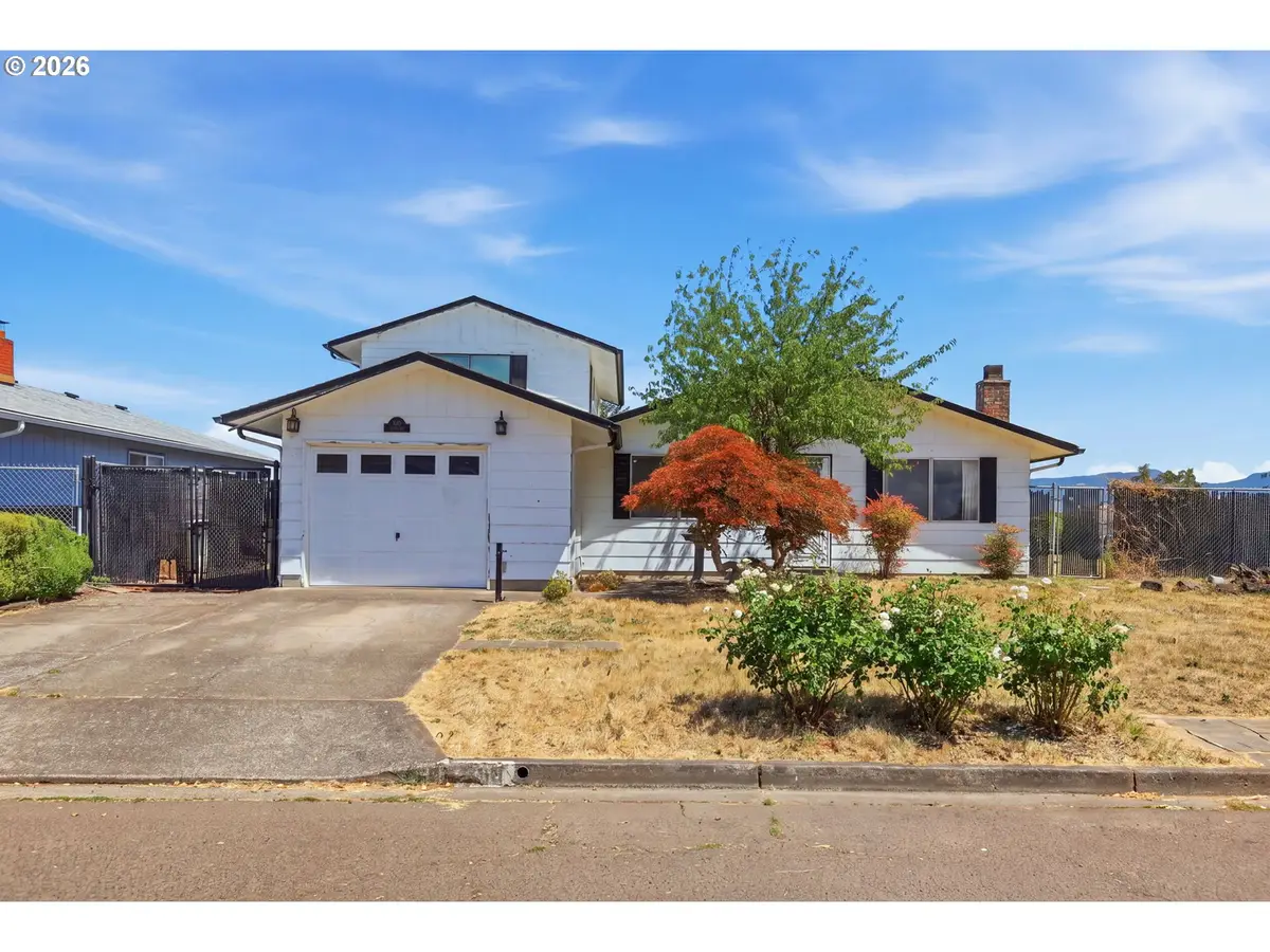 395 Park Ln, Harrisburg, OR 97446 - #1
